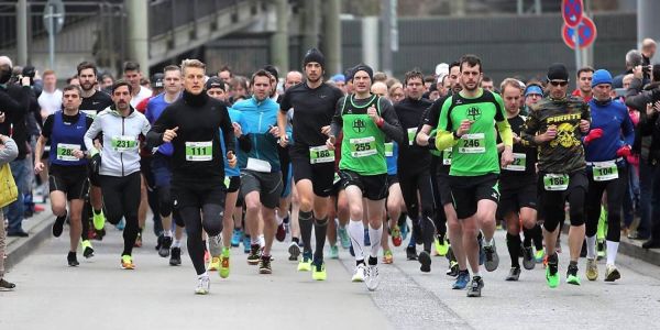 Gute Nachricht für alle begeisterten Läufer in Süderelbe: Seit dieser Woche ist die Anmeldung für den Hamburger Halbmarathon - hier der Start im Jahr 2018 - durch das Alte Land möglich. Foto: HNT Mit neuer Strecke: Anmeldestart für den Halbmarathon durchs Alte Land