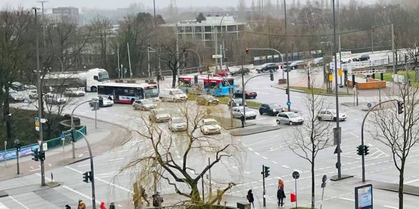 Wasserrohrbruch: Behinderungen an Harburgs größter Kreuzung