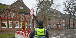 Fichte auf Wohnhaus gekippt - Heimfelder Straße bis auf weiteres gesperrt