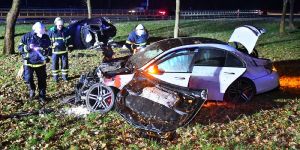 Hamburg Marmstorf - AMG schiesst  Opel von der Autobahn 7 - 1 Toter