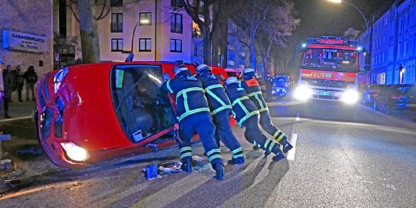 Feuerwehrleute kippen den Polo wieder auf die Räder. Foto: Andre Lenthe Fotografie Croque-Lieferdienstfahrzeug nach Verkehrsunfall auf der Seite