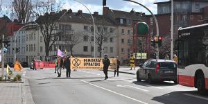 extincition rebellion legt Harburgs Verkehr larm