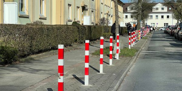 Weggepollerte Parkplätze in der Zimmermannstraße. Foto: André Zand-Vakili Zimmermannstraße
