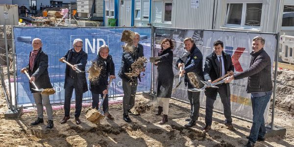 Bezirksamtsleiterin Sophie Fredenhagen inmitten der Offiziellen beim ersten Spatenstich an der Theodor-York-Straße. Foto: André Zand-Vakili Spatenstich