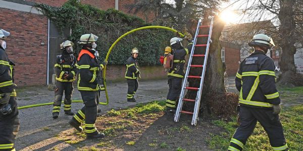 Plötzlich brennt der Baum - Ein Baumstumpf gerät in Harburg in Flammen - langwieriger Einsatz