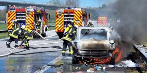 Dramatrisches Ende eines Osterausflugs: Pkw fängt auf A261 Feuer