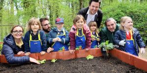 Karotten, Kohlrabi und Kopfsalat: Kita-Kinder werden zu Mini-Gärtnern