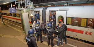 Bundespolizei stoppt Zug am Bahnhof Harburg und fängt Fan-Busse ab - Suche nach Gewalttätern mit mehr als 100 Bundespolizisten