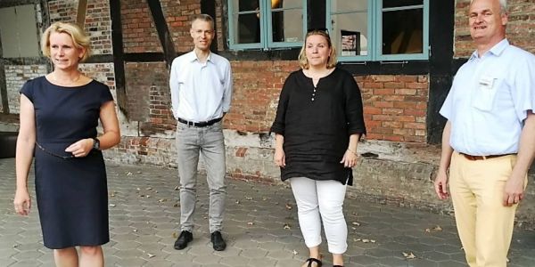 Birgit Stöver (v.links) wurde mit einstimmigem Votum als Vorsitzende bestätigt. Auch die Stellvertreter Axel Backhaus, Christin Detje und Michael Schaefer wurde mit großer Mehrheit bestätigt. Foto: privat Birgit Stöver als Vorsitzende des CDU-Ortsverbands Harburg-Mitte bestätigt