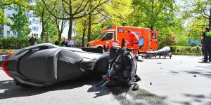 Hamburg Hausbruch - PKW gegen Motorroller - Rollerfahrer schwer verletzt