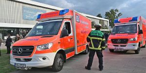 Schwimmbadbesucher klagen über Atemwegsbeschwerden - Geuerwehr alarmiert zu Großeinsatz - Pfefferspray gefunden