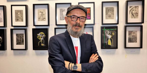 Toro vor einem Teil der Bilder der Ausstellung. Bis Sonntag werden die 80 kleinformatigen Bilder gezeigt. Foto: Christian Bittcher Nach schwerer Krankheit: Künstler Toro ist mit neuer Ausstellung zurück