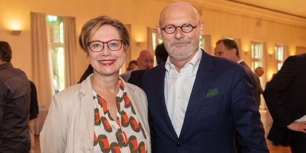 Franziska Wedemann mit Senator Michael Westhagemann. Wirtschaftsverein: Wasserstoff war Thema bei 11. Wirtschaftskonferenz