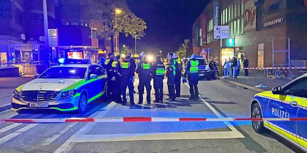 Polizisten am Tatort auf dem Harburger Ring, der wegen der Spurensicherung voll gesperrt ist. Foto: MüGü Nach Streit in Shisha-Bar: Mann erleidet schwere Messerstichverletzung