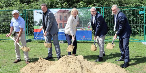 Spatenstich mit zwei Senatoren: Am Ohrnsweg entsteht ein Quartiershaus