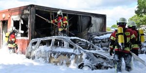 Großeinsatz für die Feuerwehr in Brackel: Vier PKW und ein Container in Flammen