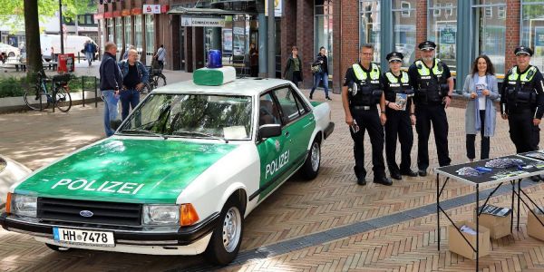 Betrug am Telefon: Aufklärungsarbeit mit einem echten Polizei-Oldtimer 