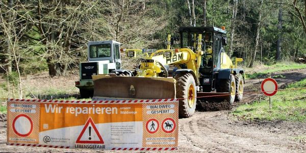 Schotter und schwere Maschinen: Im Höpen werden die Wege erneuert