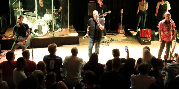 Mit dem Konzert von Lotto Kong Karl ist die Rieckhof-Ära am Sonnabendabend nach 38 Jahren zu Ende gegangen. Foto: Christian Bittcher Abschied vom Rieckhof: Lotto-Konzert mit 600 begeisterten Fans