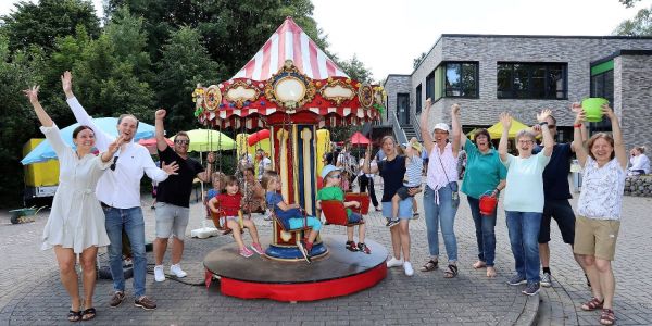 Ein guter Grund zum Jubeln: 30 Jahre Kita Alte Forst. Die Gäste ließen sich von Fahrten im Karussell, Schubkarrenrennen, großer Tombola, Büfett, Popcorn und Zuckerwatte begeistern. Foto: Christian Bittcher 30 Jahre Kita Alte Forst: Auch "Kinder" der ersten Gruppe waren dabei