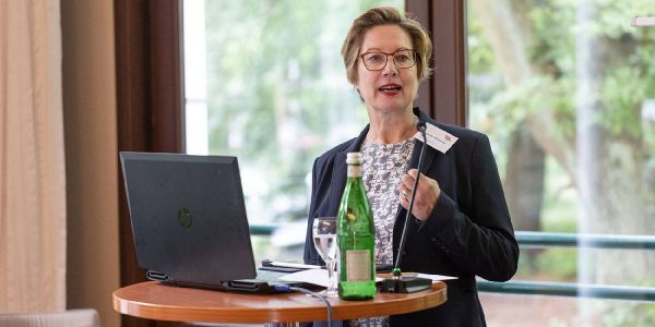 Franziska Wedemann wurde, wie ihre Vorstandskollegen, im Amt bestätigt. Foto: André Zand-Vakili Die Mitglieder des Wirtschaftsvereins bestätigen ihren Vorstand