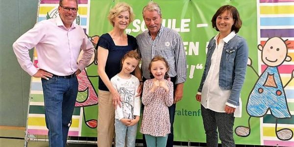 Greta und Helene brachten ihre Großeltern mit in die Schule. Andreas Wiedemann und Svenja Bruse freuen sich. Foto: privat Mit Oma und Opa auf der Schulbank: Großelterntag an der Alten Forst