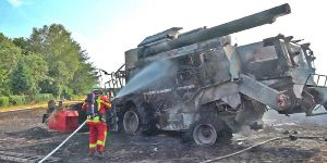 Neu Wulmstorf - Mähdrescher entzündet Feld - 1 Feuerwehrmann vom Rettungswagen versorgt
