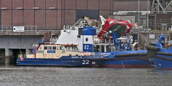 Ein Boot der Wasserschutzpolizei bei dem Schlepper, der die Kattwykbrücke rammte. Foto: Andre Lenthe Fotografie Schlepper rammt alte Kattwykbrücke