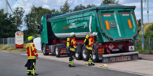 Rastplatz Seevetal: Tropfender Gefahrguttransport löste Feuerwehreinsatz aus