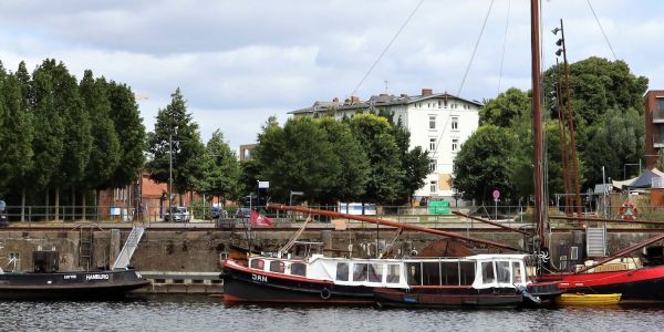 Ebbe im Binnenhafen: Warum der Wasserstand derzeit so niedrig ist