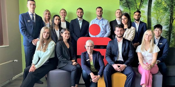 Sparkasse Harburg-Buxtehude: Das sind die neuen 14 Auszubildenden 