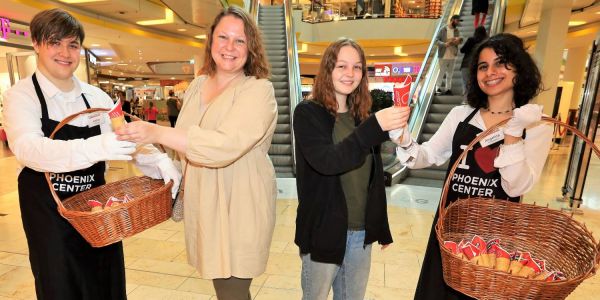 Coole Eis-Aktion im Phoenix-Center: Kirsten Pierstorff und ihre Tochter Thea bekommen bei Angelina und Justus einen Eis-Gutschein geschenkt. Foto: Christian Bittcher Coole Aktion im Phoenix-Center: 700 Kugeln Gratis-Eis für die Kunden
