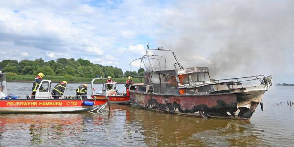 Ungewöhnliche Einsätze: Motoryacht und Laster gehen in Flammen auf