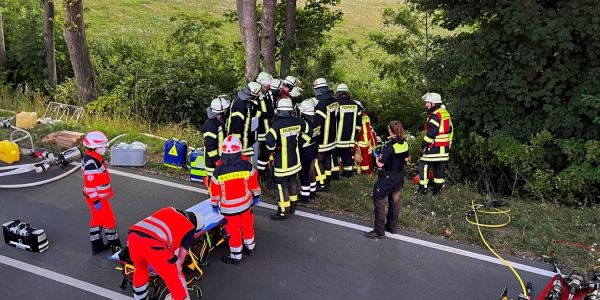 Unfall in Langenrehm: Mit Cabrio gegen Baum und überschlagen