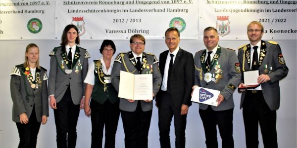 Auszeichnung für den SV Rönneburg: Landesjugendkönigin Juliana Koennecke (v.l.), Vereinsjungschützenkönig Lars-Henrik Petermann, 1. Vorsitzender Markus Jörn, Sportstaatsrat Christoph Holstein, Schützenkönig 2022/2023 Hermann marquard, jun., 1. Rechnungsführer Thomas Neumann. Foto: SV Rönneburg Sportplakette des Bundespräsidenten: Senatsbesuch beim SV Rönneburg