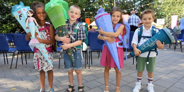Vier von 139 Erstklässlern an der Alten Forst: Ayla (v.l.), Jonathan, Adriana und Jonas erlebten heute ihre Einschulung. Foto: Christian Bittcher Einschulung der Alten Forst: 139 neue Erstklässler gingen an Bord