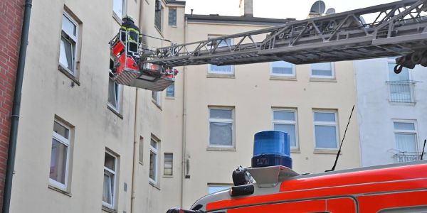 Feuerwehr rettet mehrere Menschen nach Wohnungsbrand am Vogelhuettendeich