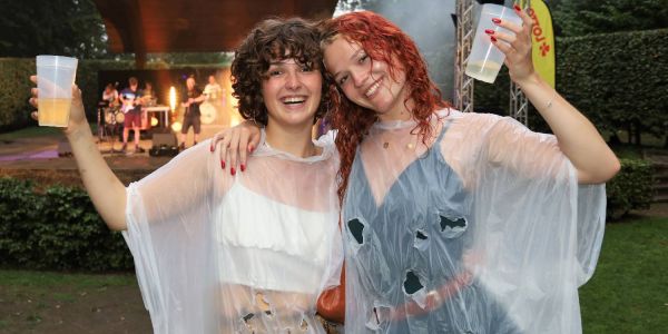 Die Rockfans Lilli und Carolin (beide 19) trotzdem den Regen und tanzten vor der Bühne. Foto: Christian Bittcher Stellwerk rockt Sommer im Park: Musikfans zeigten sich Wetterfest