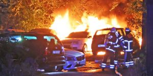 Sieben PKW´s brennen auf Parkplatz in der Hohe Straße in Harburg