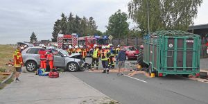Frau nach Frontalzusammenstoß mit Trecker schwer verletzt - Rettungskräfte müssen die Frau aus dem Frack schneiden