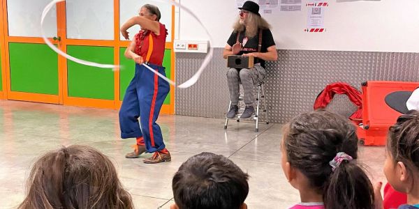 Spaß für geflüchtete Kinder: „Clowns ohne Grenzen“ in der DRK-Erstaufnahme