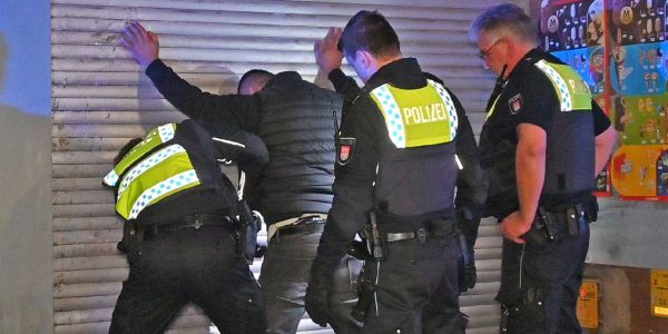 Drei vorläufige Festnahmen nach Schlägerrei mit Einkaufswagenstange und Dachdeckerhammer
