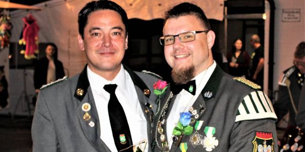 Der scheidende Vizekönig 2019/2022 Jan Stüve beglückwünscht den neuen Vizekönig Krystian Dechsheimer. Foto: SV Rönneburg Jubiläum beim SV Rönneburg: Krystian Dechsheimer ist neuer Vizekönig