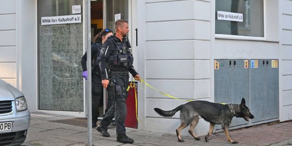 Einsatz zur Bekämpfung der Drogenkriminalität im Phoenix Viertel - drei vorläufige Festnahmen - zudem illegaler Puff in der Julius-Ludowieg-Straße ausgehoben