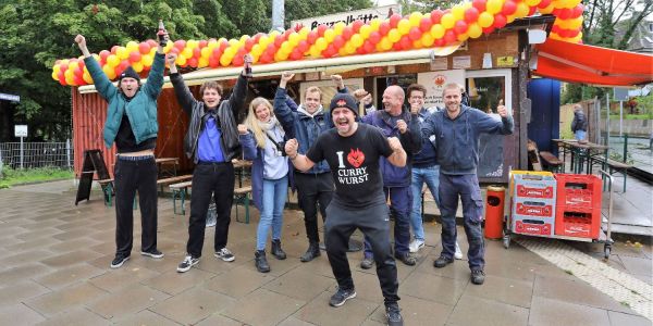 Rückkehr der Currywurst: Erfolgreiches Re-Opening der Bruzzelhütte