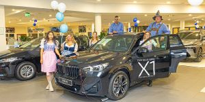 Zünftig: Mit Weißwurst und Brezeln ging der neue X1 an den Start
