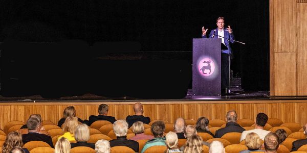 Rainer-Maria Weiss hielt eine gewohnt unterhaltsame Rede. Foto: André Zand-Vakili „Ein Lächeln im Gesicht“: Gelungene Premiere der Playmobil-Ausstellung