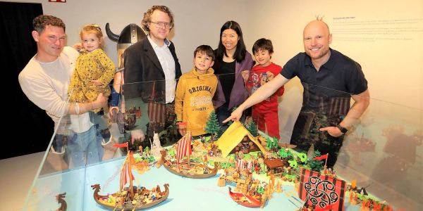 PLAYMOBIL-Fans aufgepasst: PLAYMOBIL-Künstler Oliver Schaffer (rechts) führt am Kulturtag durch die Ausstellung.  Foto: AmH Kulturtag in Harburg:  Volles Programm im Harburger Museum