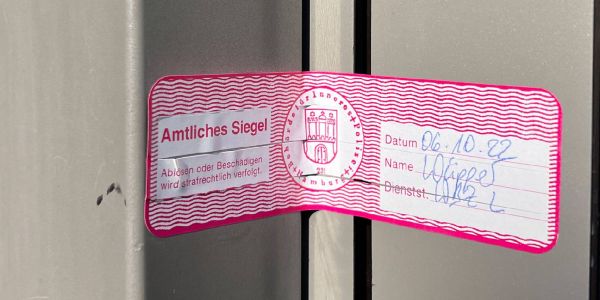 Nach einer Kontrolle durch das Bezirksamt versiegelter Eingang in der Seevepassage. Foto: André Zand-Vakili Siegel