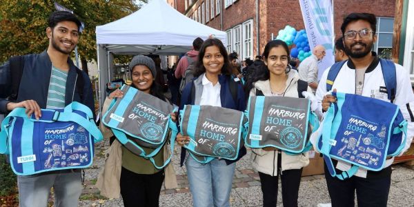 StudiStart in der Harburger Altstadt: 500 Ersties sicherten sich ihre TU-Tasche